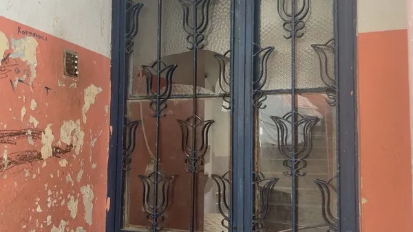 yer-beyoglu-enistesinin-dukkaninda-fon-cektirince-kabusu-yasadi-ifadeleri-kan-dondurdu-bogazimi-sikip-yumrukla-1786527423566.jpg