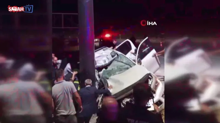 Reklam panosu direğine çarpan otomobil hurdaya döndü: 3 yaralı | Video