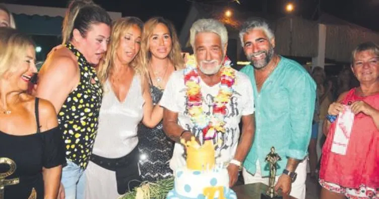 Fedon’a sahnede 71’inci yaş sürprizi