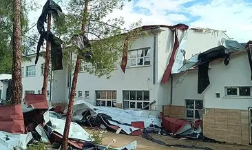 Adana'da şiddetli fırtına çatıları uçurdu: Araçlar zarar gördü! #adana