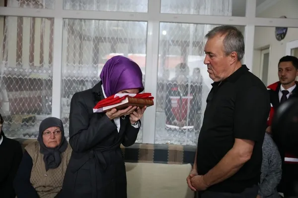 bakan-goktastan-sehit-ailesine-anlamli-ziyaret-devlet-yaninizda-1764428644919.jpg