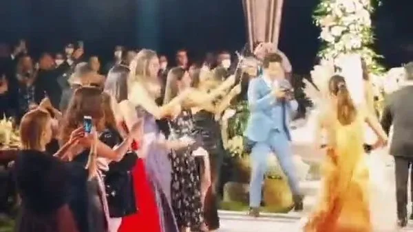 Arda Türkmen ve Melodi Elbirliler’in düğününde korku dolu anlar! Melodi Elbirliler’in gelinliği yanıyordu! | Video
