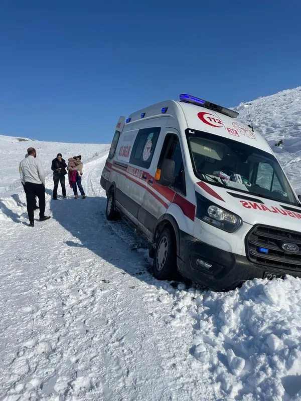 yogun-kar-yagisi-sonrasi-kapanan-koy-yolunda-35-yasindaki-lavinin-ambulansa-ulasma-mucadelesi-basari-ile-sonla-1767467995216.jpg
