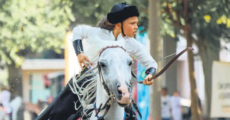 Atlı Türkler Fransa’da marşımızı okuttu