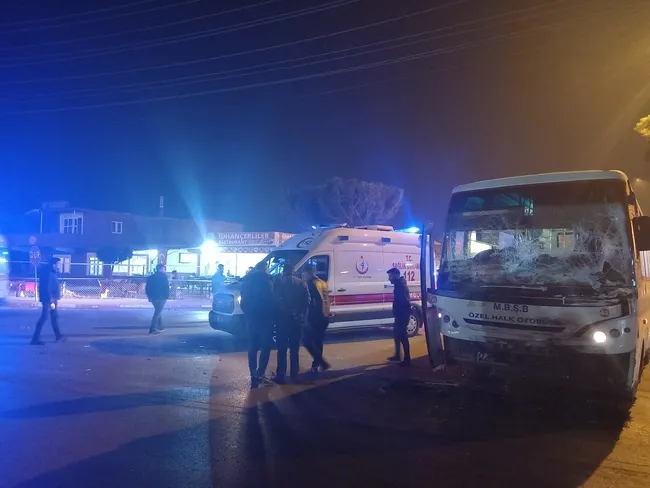 tarsusta-halk-otobusu-ve-kamyon-carpisti-6-yarali-1641414673115.jpeg