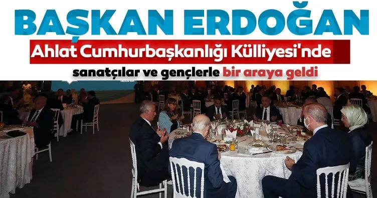 Başkan Erdoğan sanatçılar ve gençlerle Ahlat Cumhurbaşkanlığı Külliyesi’nde akşam yemeğinde bir araya geldi
