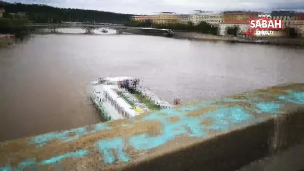 Prag'ın simgesi Karl Köprüsü’ne sprey boyalı saldırı | Video