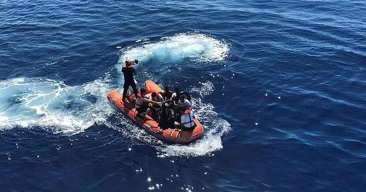 Yunanlıların botlarını patlattığı 57 göçmen kurtarıldı