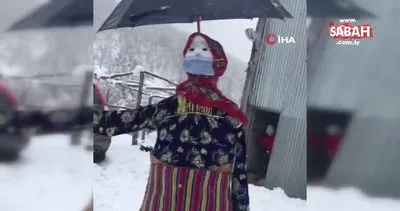 Kastamonu’da yöresel kadın kıyafetleri giydirilen kardan adam kamerada