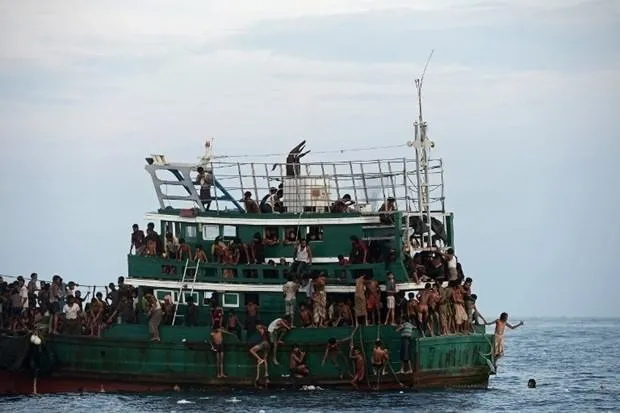 Arakanlı Müslümanlar günlerdir bir gemide aç ve susuz