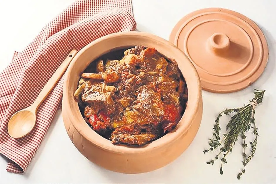 Güveçte pişirmenin lezzeti – İDİL AÇIKALIN Güveçte pişirmenin lezzeti – İDİL AÇIKALIN