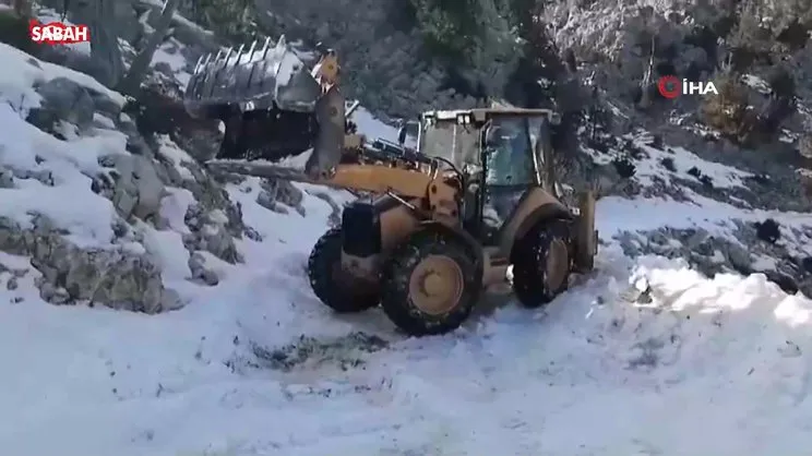 Yayla dönüşü kar yağışına yakalanıp araçlarıyla mahsur kalan 3 kişi kurtarıldı | Video