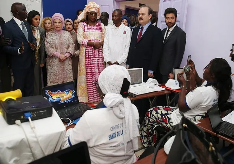 Emine Erdoğan Senegal’de Pikine Sosyal Pediatri Enstitüsü’nü ziyaret etti