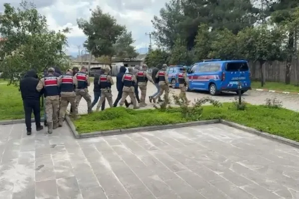 jandarmadan-uyusturucu-operasyonu-99-gozalti-1778058724085.jpg