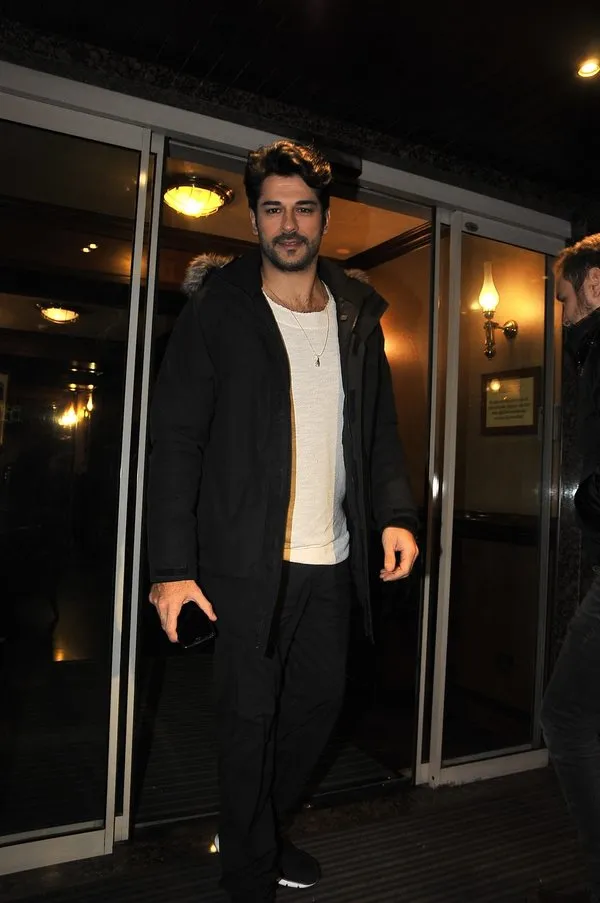 İranlı modal Mahlagha Jaberi, Burak Özçivit'in peşini bırakmıyor