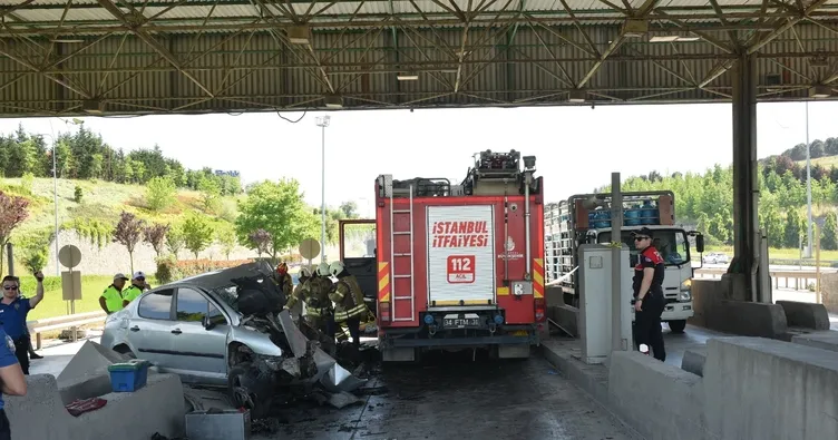 Gişelere çarpan otomobil hurdaya döndü! Sürücüsü hayatını kaybetti