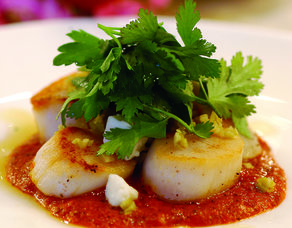 Harissa Soslu Deniz Tarağı,Yeşil Zeytin ve Peynir Salatası ile