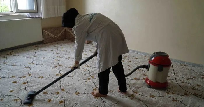 Haliliye’de evde bakım hizmeti ile haneler temizleniyor