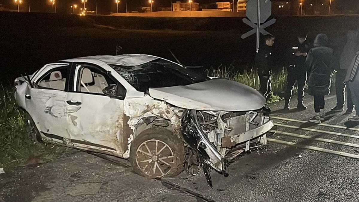 Diyarbakır’da otomobil şarampole devrildi: 1 ölü, 3 yaralı Diyarbakır’da otomobil şarampole devrildi: 1 ölü, 3 yaralı