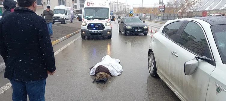 Yolun ortasındaki kadını görenler yardıma koştu: Eşim şehir dışında haber vermeyin korkar!