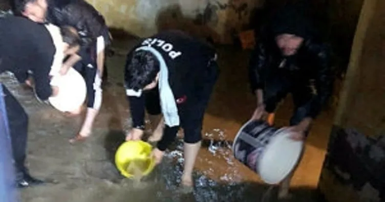 Nusaybin’de polisler, yağmur sularının tahliyesine yardım etti