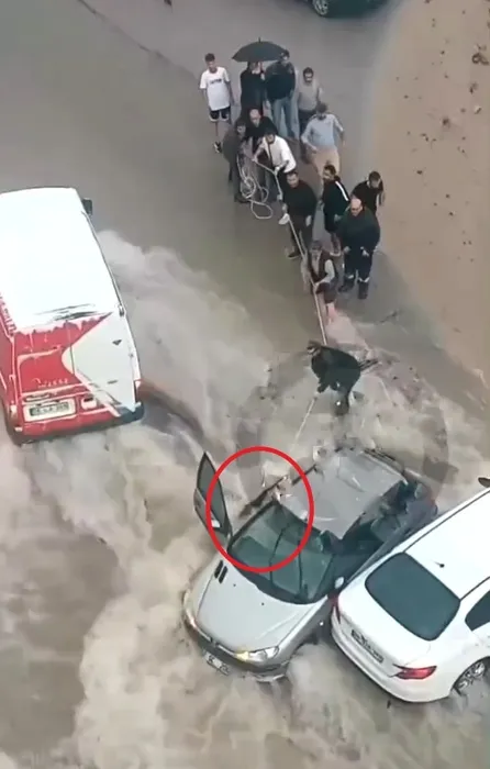 Başkentte 45 dakikalık can pazarı: Selde mahsur kalan sürücüyü kurtaran baba oğul o anları SABAH’a anlattı