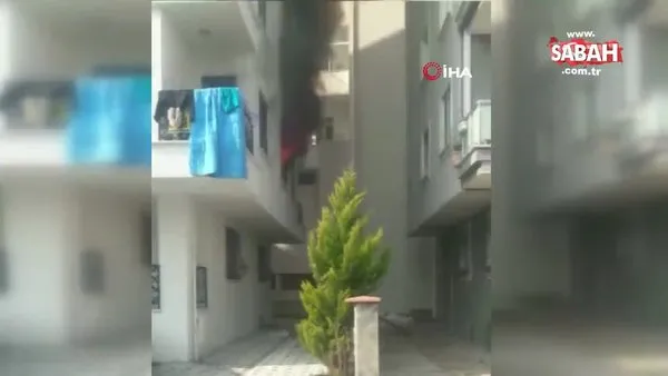 Sancaktepe'de bir evde yangın çıktı, 2 kişi mahsur kaldı | Video