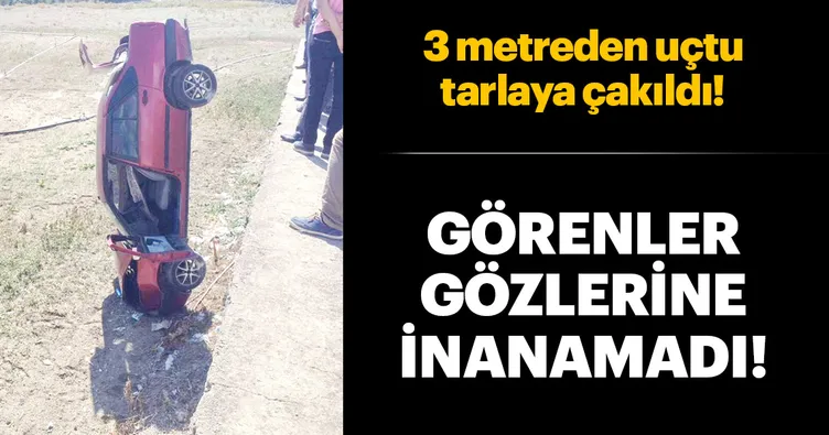 Kaza yapan otomobil çakılı kaldı