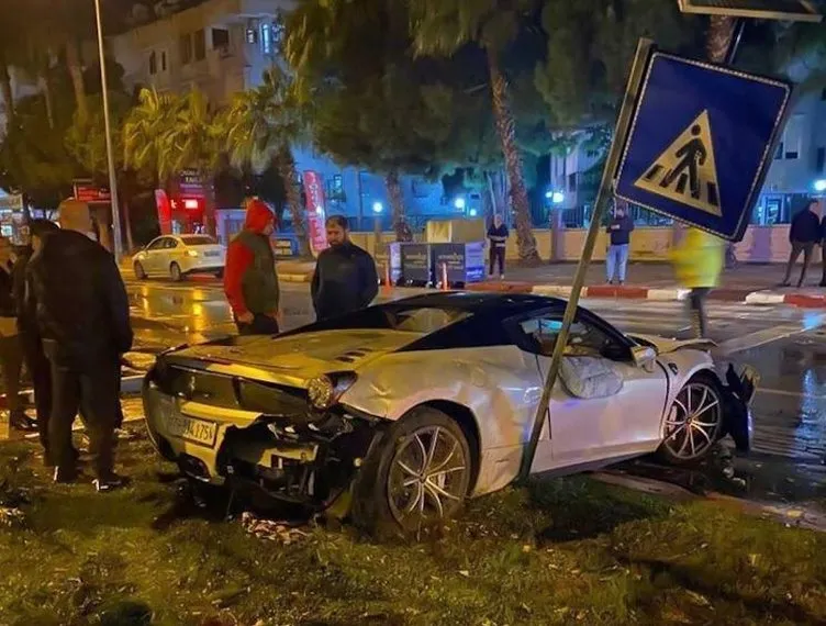 Antalya’da feci kaza! 4 milyonluk TL’lik lüks otomobil kısıtlama saatinde ortalığı savaş alanına çevirdi