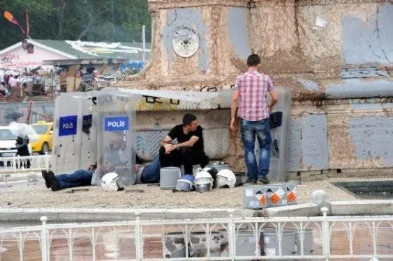Taksim’deki polislerin iç burkan görüntüsü