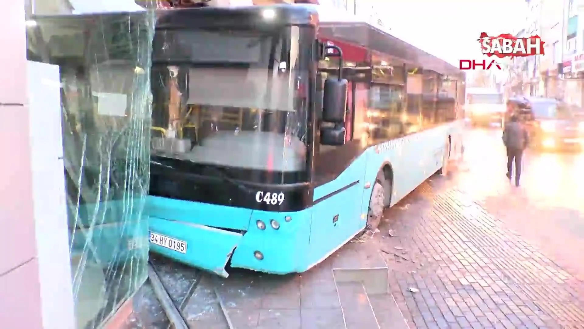 Son Dakika Istanbul Umraniye De Ozel Halk Otobusu Is Yerine Girdi Video Videosunu Izle Son Dakika Haberleri