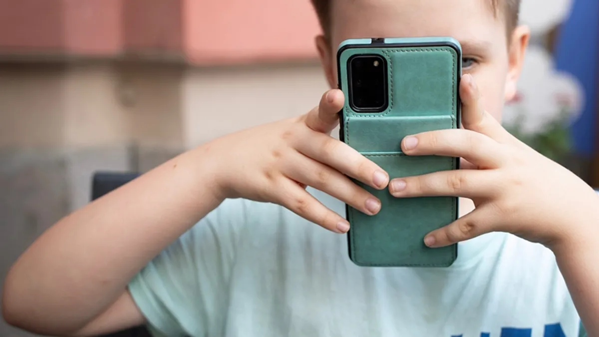 İngiltere’de okullara telefon yasağı: Yasal hale gelecek İngiltere’de okullara telefon yasağı: Yasal hale gelecek