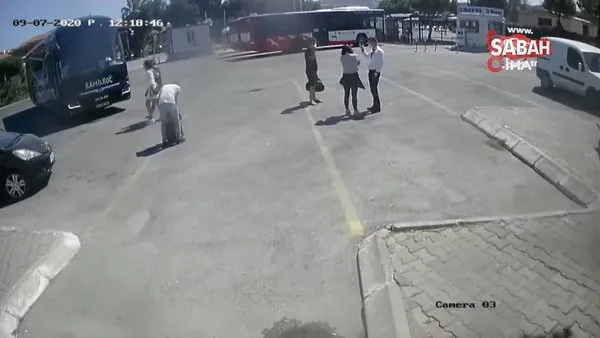 Fren yerine gaza bastı, kadını iki araç arasına sıkıştırdı | Video