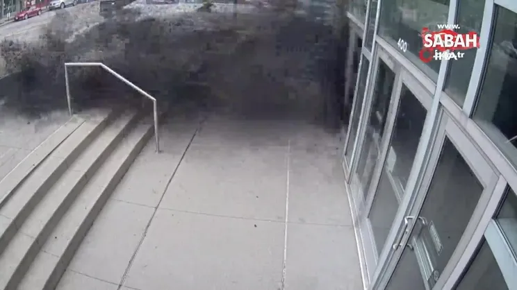 Freni arızalanan Tesla son sürat kongre merkezine girdi | Video