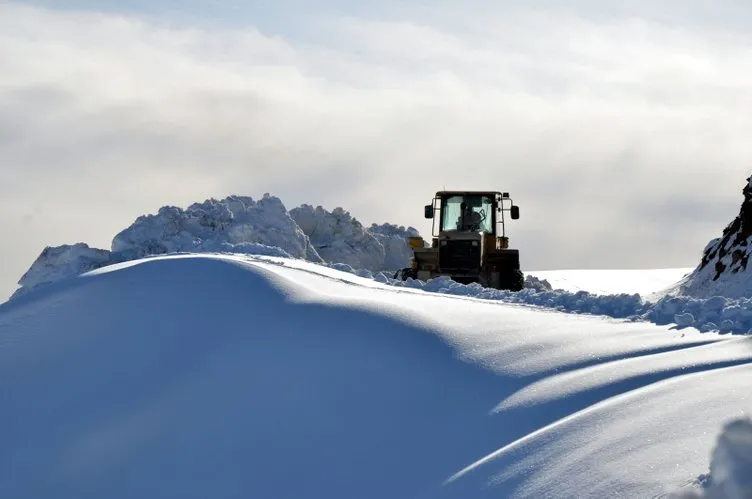 Doğu Anadolu’da metrelerce yükseklikteki karla kaplı yollar açıldı!