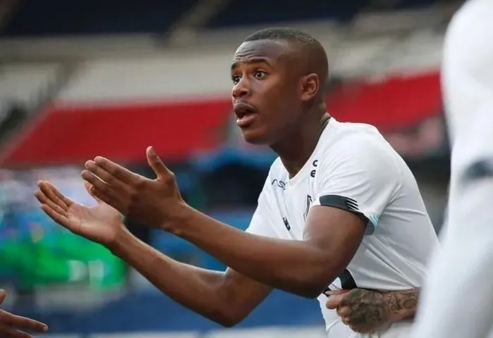 besiktas-yeni-transferini-acikladi-bu-aksam-istanbula-geliyor-1756210176562.jpeg