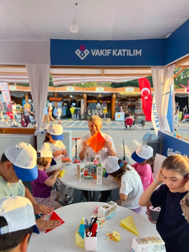 kahramanmarastaki-agustos-fuarinda-cocuklar-origami-yapmayi-ogreniyor-1787745183846.jpg