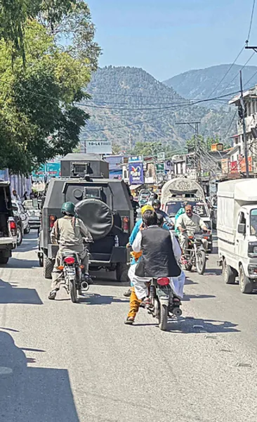 Pakistan’da sokaklar karıştı: 15 ölü