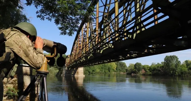 Yunanistan sınırında 4’ü FETÖ mensubu 5 kişi yakalandı Yunanistan sınırında 4’ü FETÖ mensubu 5 kişi yakalandı