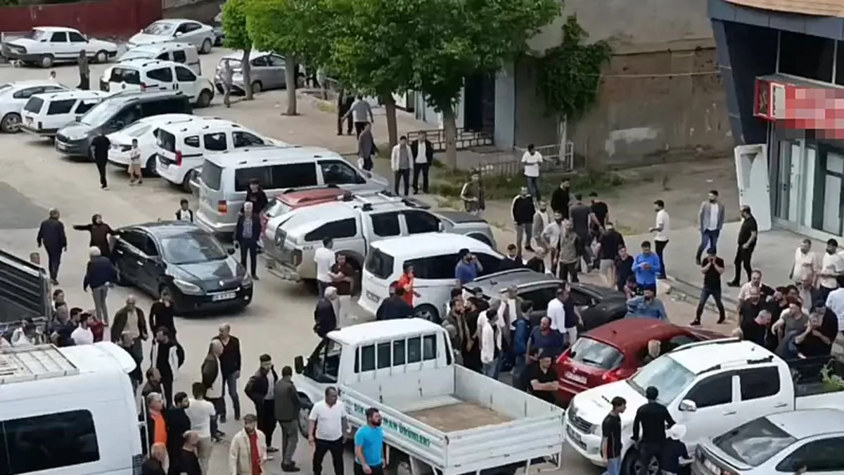 Akraba aileler arasındaki kavga kanlı bitti: 1 ölü, 4 yaralı! Akraba aileler arasındaki kavga kanlı bitti: 1 ölü, 4 yaralı!