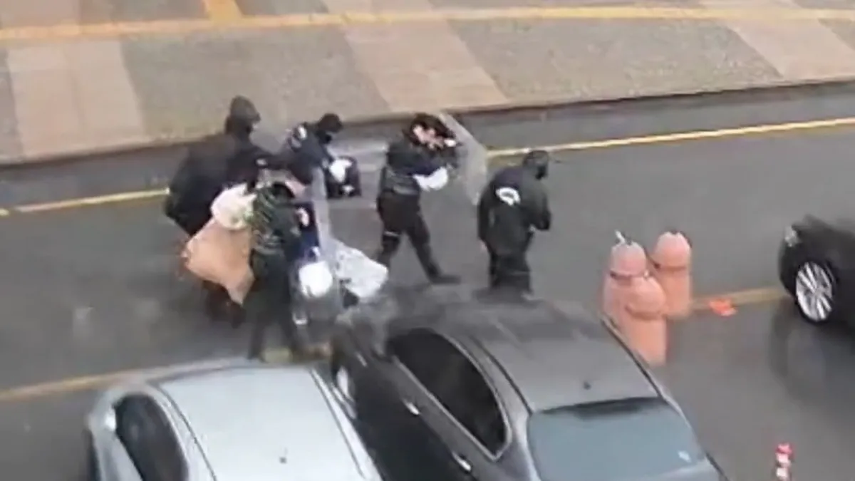 O görüntüler yürekleri ısıtmıştı: Fırtınada polislerin siper olduğu anne konuştu! ‘Hayatım boyunca minnet duyacağım’ O görüntüler yürekleri ısıtmıştı: Fırtınada polislerin siper olduğu anne konuştu! ‘Hayatım boyunca minnet duyacağım’