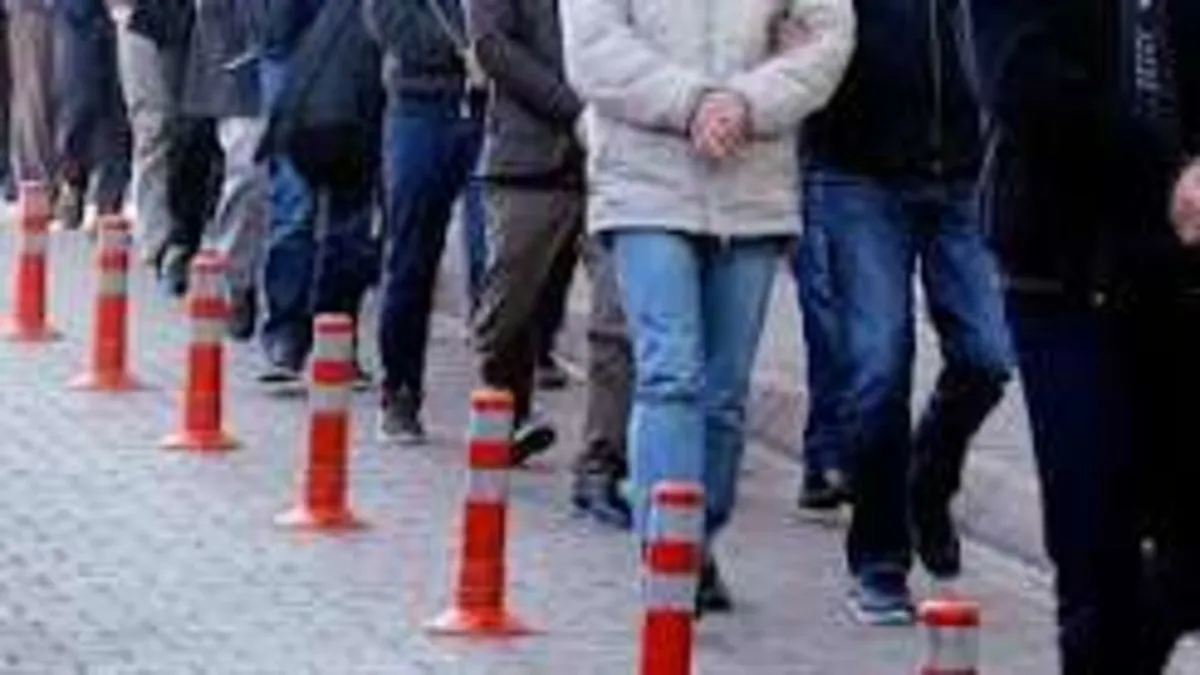 İstanbul'da yasa dışı bahis operasyonu kapsamında polis ekipleri tarafından bir iş yerine baskın yapılıyor.