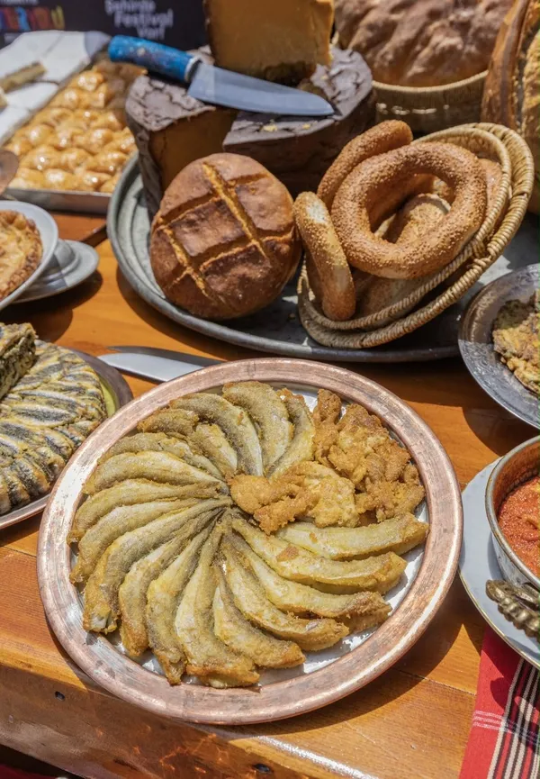 trabzonun-tatlari-hafizaya-kazindi-trabzon-pidesi-ve-hamsikoy-sutlaci-buyuk-ilgi-gordu-1781527433087.jpeg