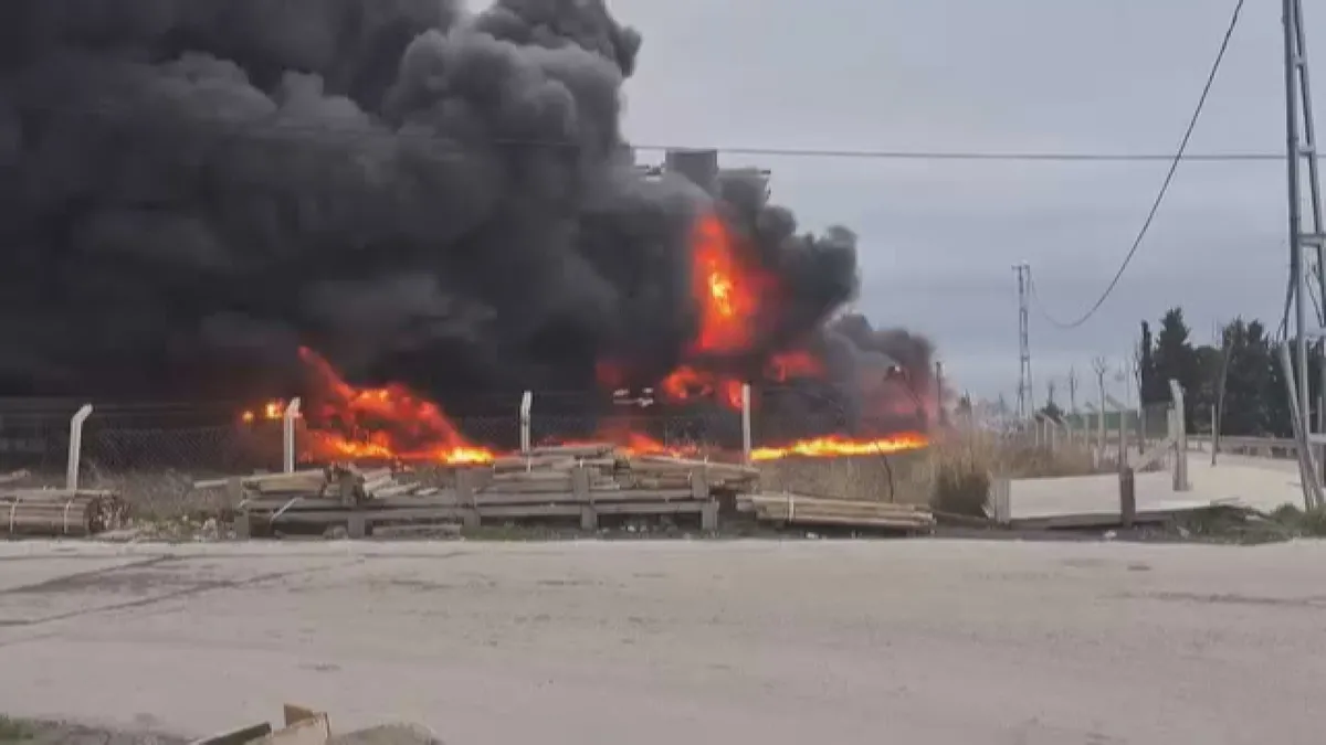 Büyükçekmece'de fabrika deposunda yangın! Çok sayıda ekip müdahale ediyor Büyükçekmece'de fabrika deposunda yangın! Çok sayıda ekip müdahale ediyor