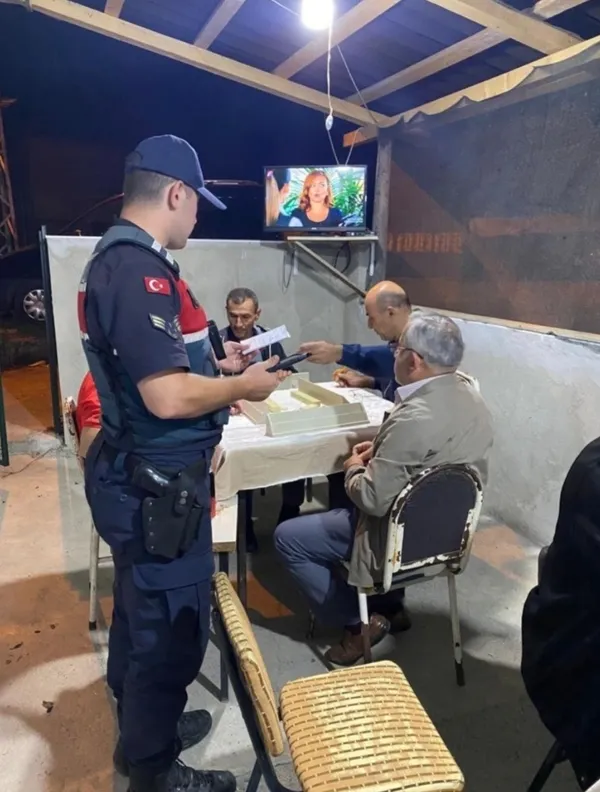 jandarma-halki-rahatsiz-eden-sahis-ve-dilencilere-karsi-uygulama-yapti-1662811581594.jpg