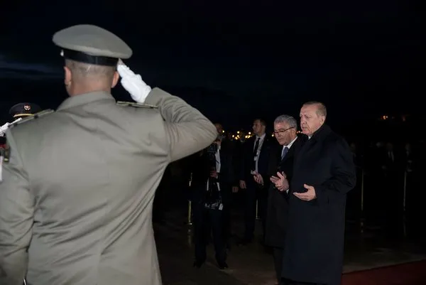 Cumhurbaşkanı Erdoğan Tunus'ta Şehitler Anıtına çelenk bıraktı