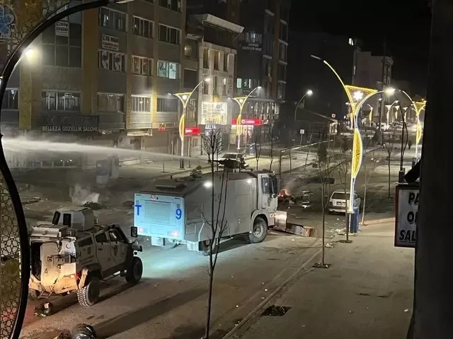 Van ve Hakkari'de provokasyon! Sokağa çıkıp iş yerlerine zarar verdiler: 89 şüpheli gözaltında