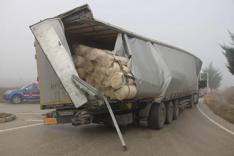 Sis faciayı getirdi! TIR, otobüs ve kamyonun karıştığı kazada 5 yaralı!