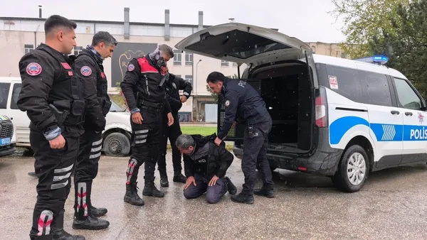 bursada-akilalmaz-olay-ehliyetsiz-surucu-ceza-almamak-icin-yerlere-yatti-1777810446696.jpg