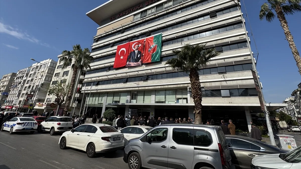 CHP’li Karşıyaka Belediyesi’nde işçilerden sonra memurlar da ayaklandı: 455 Memur 1 günlük iş bırakma eyleme yaptı